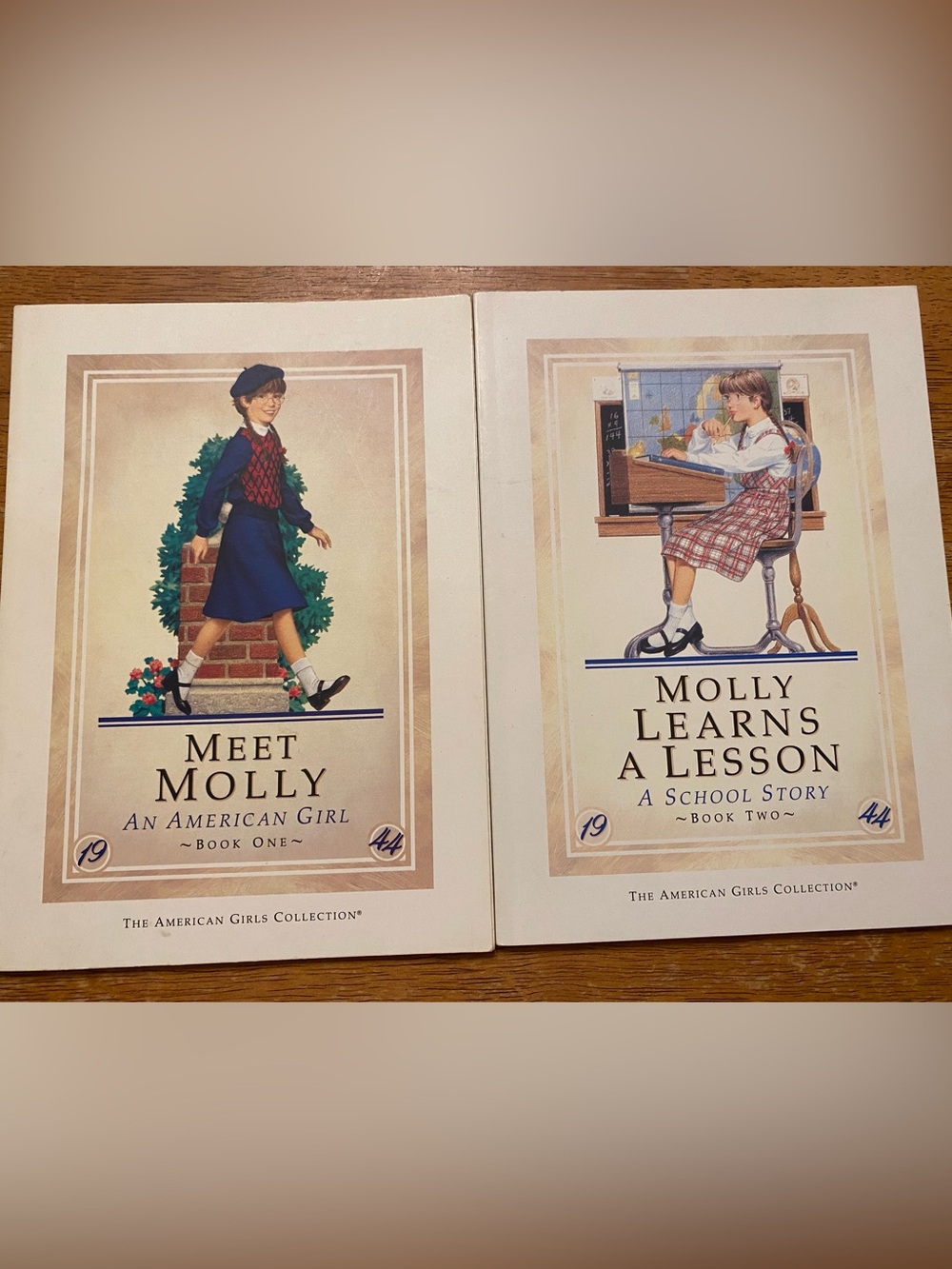 American Girl Molly Book Set - Meet Molly & Molly Learns a Lesson (White)